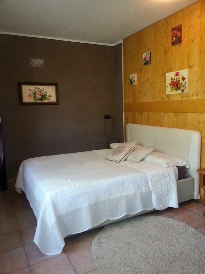 Bed and Breakfast Le Joli Rosier Nus Exterior foto