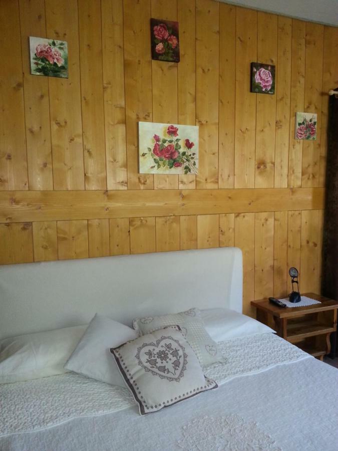 Bed and Breakfast Le Joli Rosier Nus Exterior foto