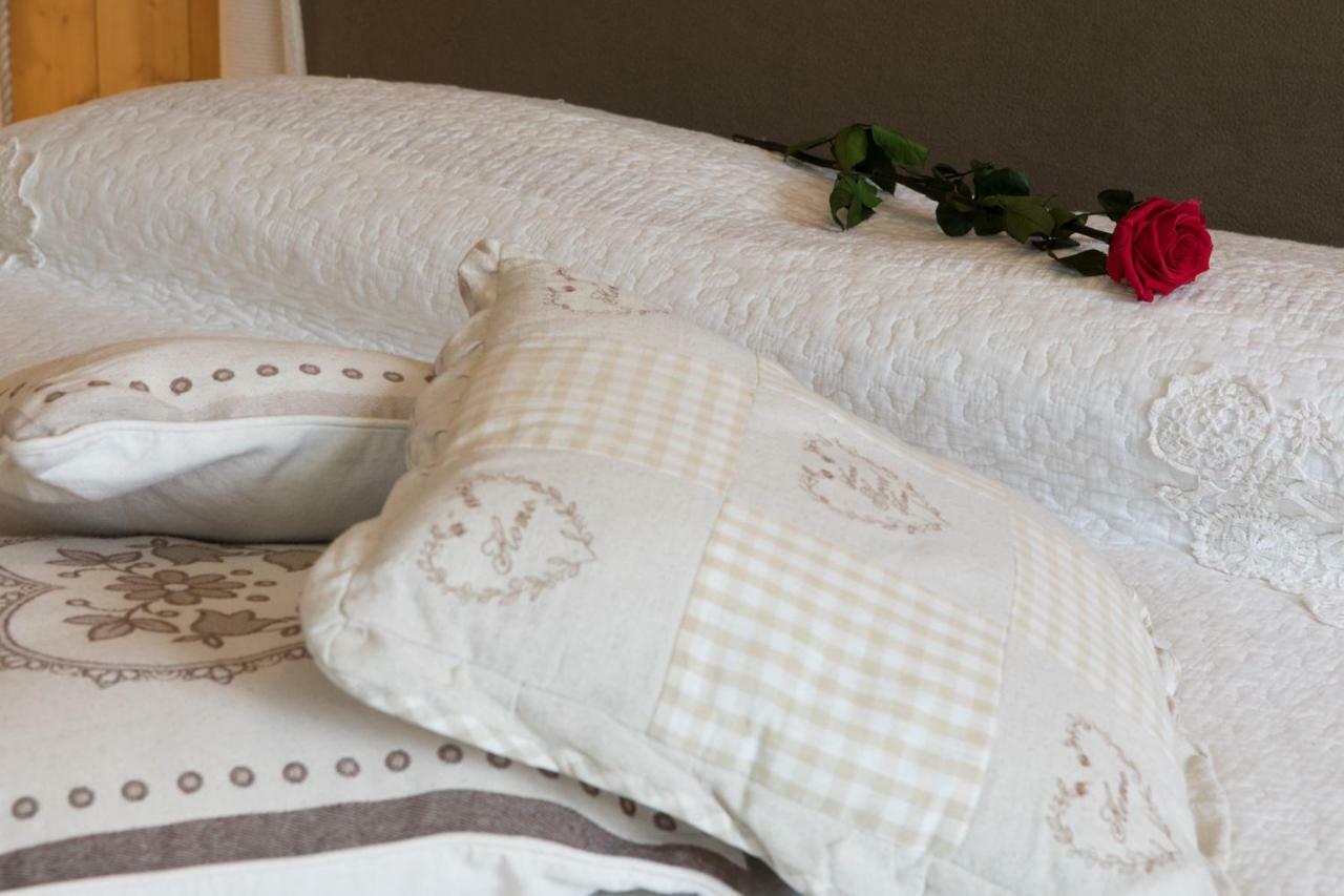 Bed and Breakfast Le Joli Rosier Nus Exterior foto